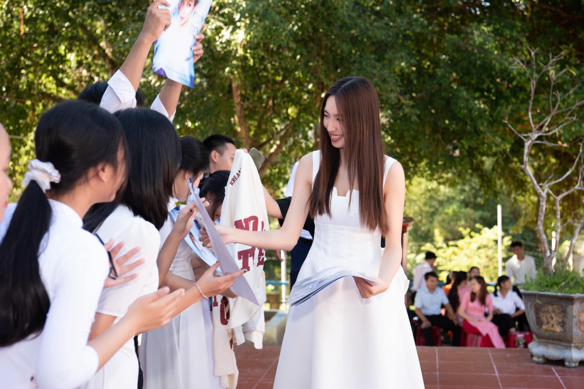 Showbiz Việt có 2 'cô tiên': Trái tim chung nhịp đập, lấy tình yêu cộng đồng để xóa nhòa tai tiếng - Ảnh 6 Showbiz Việt có 2 'cô tiên': Trái tim chung nhịp đập, lấy tình yêu cộng đồng để xóa nhòa tai tiếng - Ảnh 6