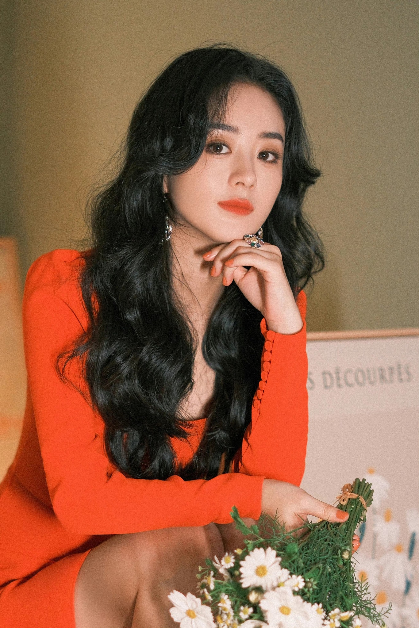 Gần đây, Triệu Lệ Dĩnh tái xuất màn ảnh nhỏ với bộ phim Gió Thổi Bán Hạ. Không nằm ngoài dự đoán, bộ phim này đã nhanh chóng thu về mức rating tăng theo từng tập, kỹ năng diễn xuất của Triệu Lệ Dĩnh cũng nhận được vô số lời khen ngợi. Triệu Lệ Dĩnh từng cho biết, cô được bố “nhắc nhẹ” vì quá nhập tâm. Ông sợ con gái mình sẽ không thoát vai được và nói chuyện với bố như trong phim.