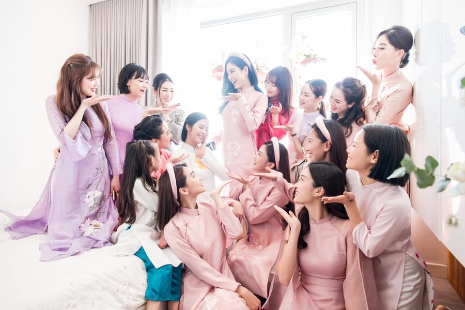 Video: Hoa hậu Ngọc Hân quay trend Tiktok 'chỉ làm được 1 lần trong đời', hội chị em chỉ biết ước - Ảnh 4