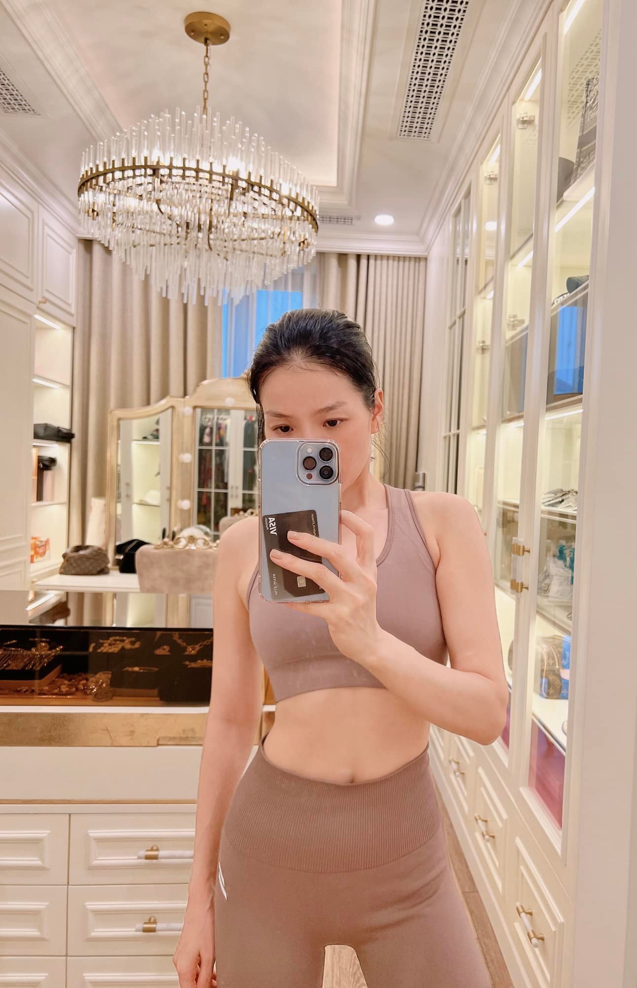 Lệ Quyên dạo này chăm chỉ tập luyện, khoe dáng trên MXH mà ai nấy trầm trồ - Ảnh 1