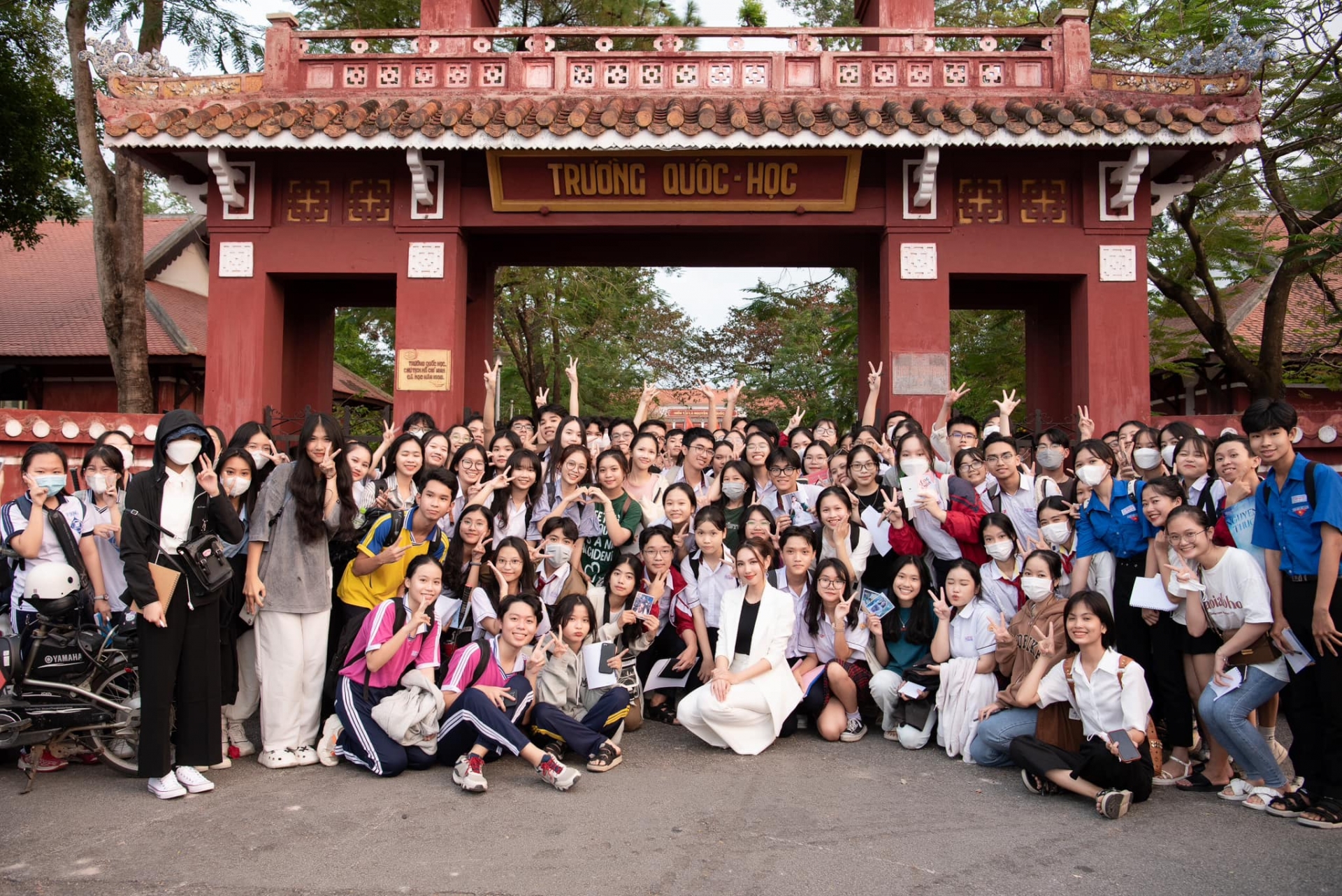 Thùy Tiên không chỉ xinh đẹp mà còn hòa đồng