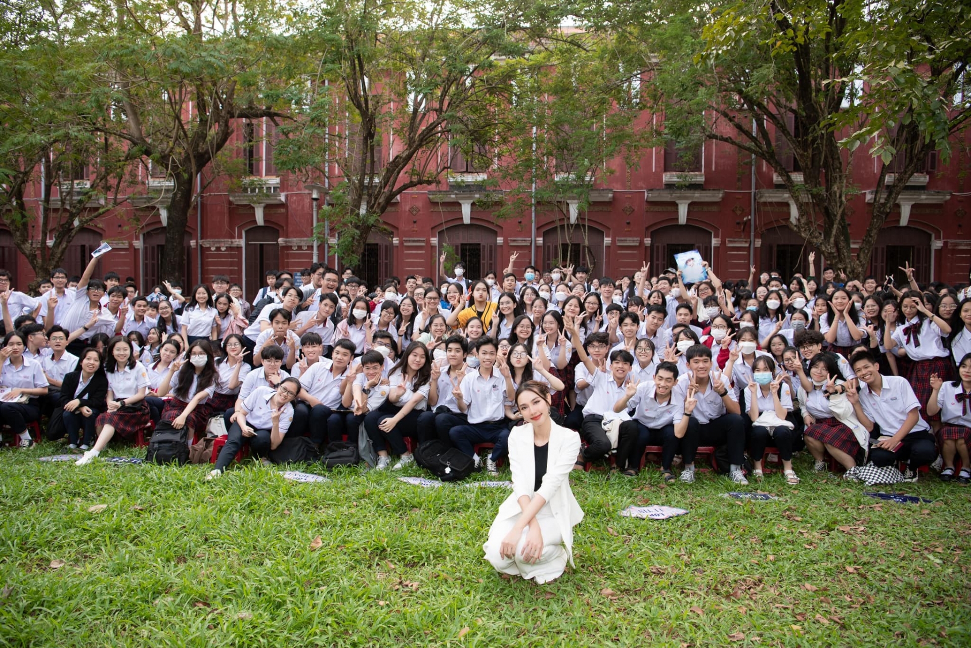 Video: Thùy Tiên 'thất thủ' khi bị đám đông bao vây, thái độ nàng hậu thế nào? - Ảnh 9