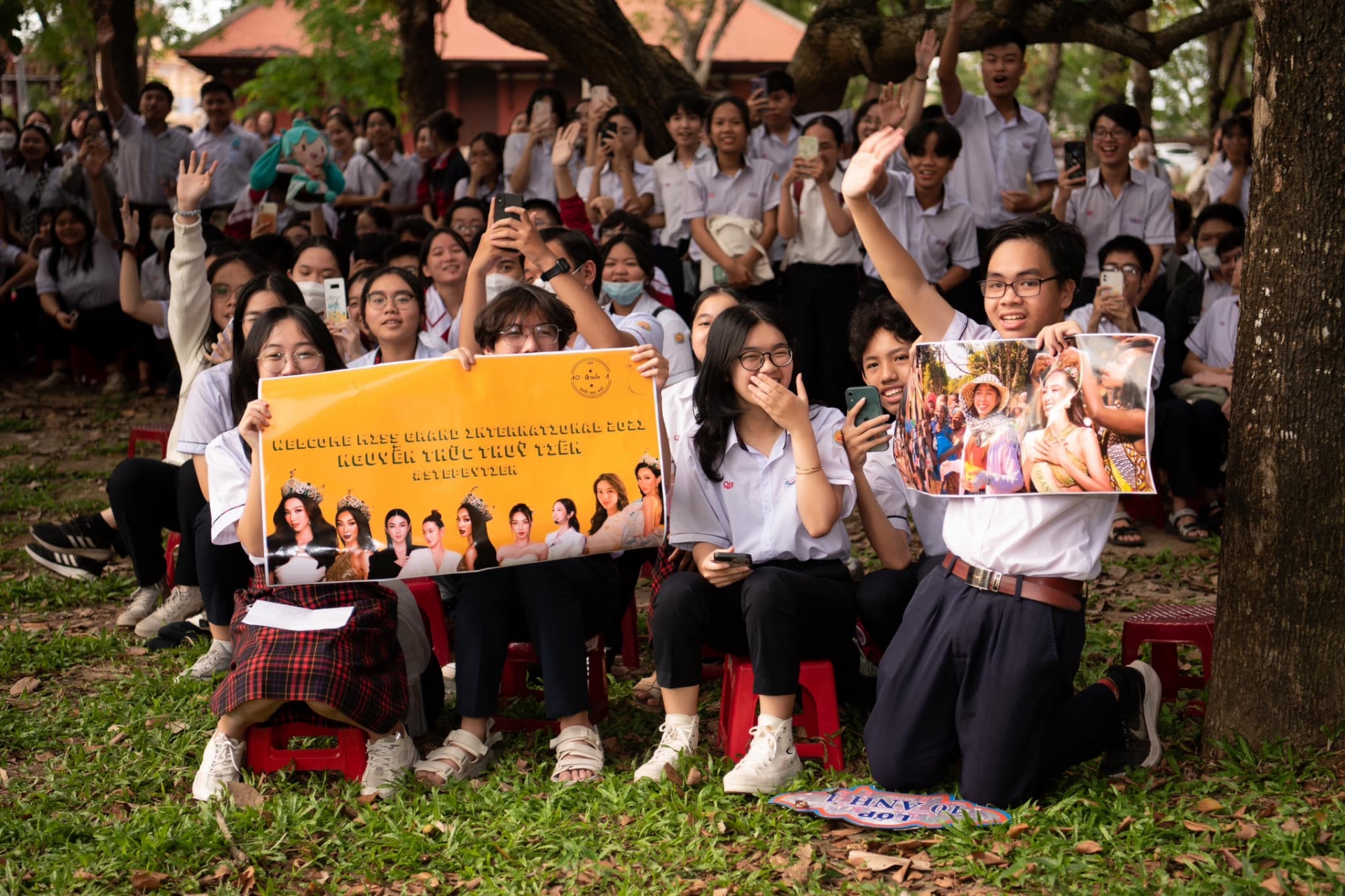 Video: Thùy Tiên 'thất thủ' khi bị đám đông bao vây, thái độ nàng hậu thế nào? - Ảnh 7