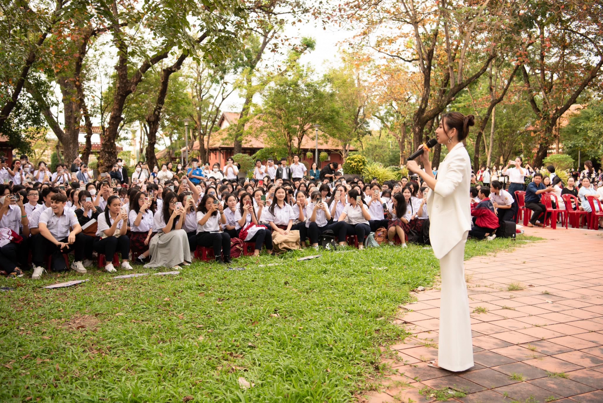 Video: Thùy Tiên 'thất thủ' khi bị đám đông bao vây, thái độ nàng hậu thế nào? - Ảnh 6