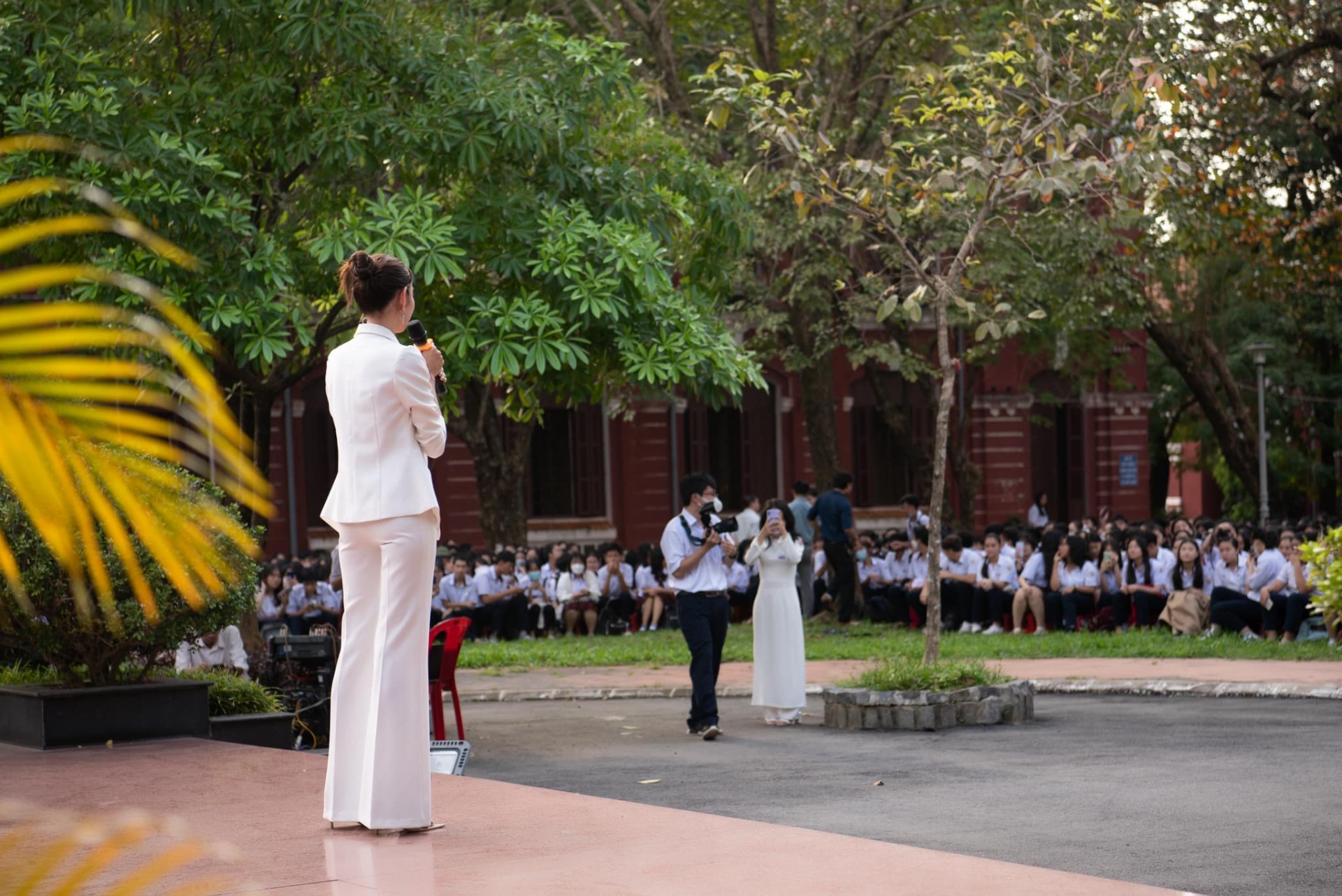 Video: Thùy Tiên 'thất thủ' khi bị đám đông bao vây, thái độ nàng hậu thế nào? - Ảnh 5