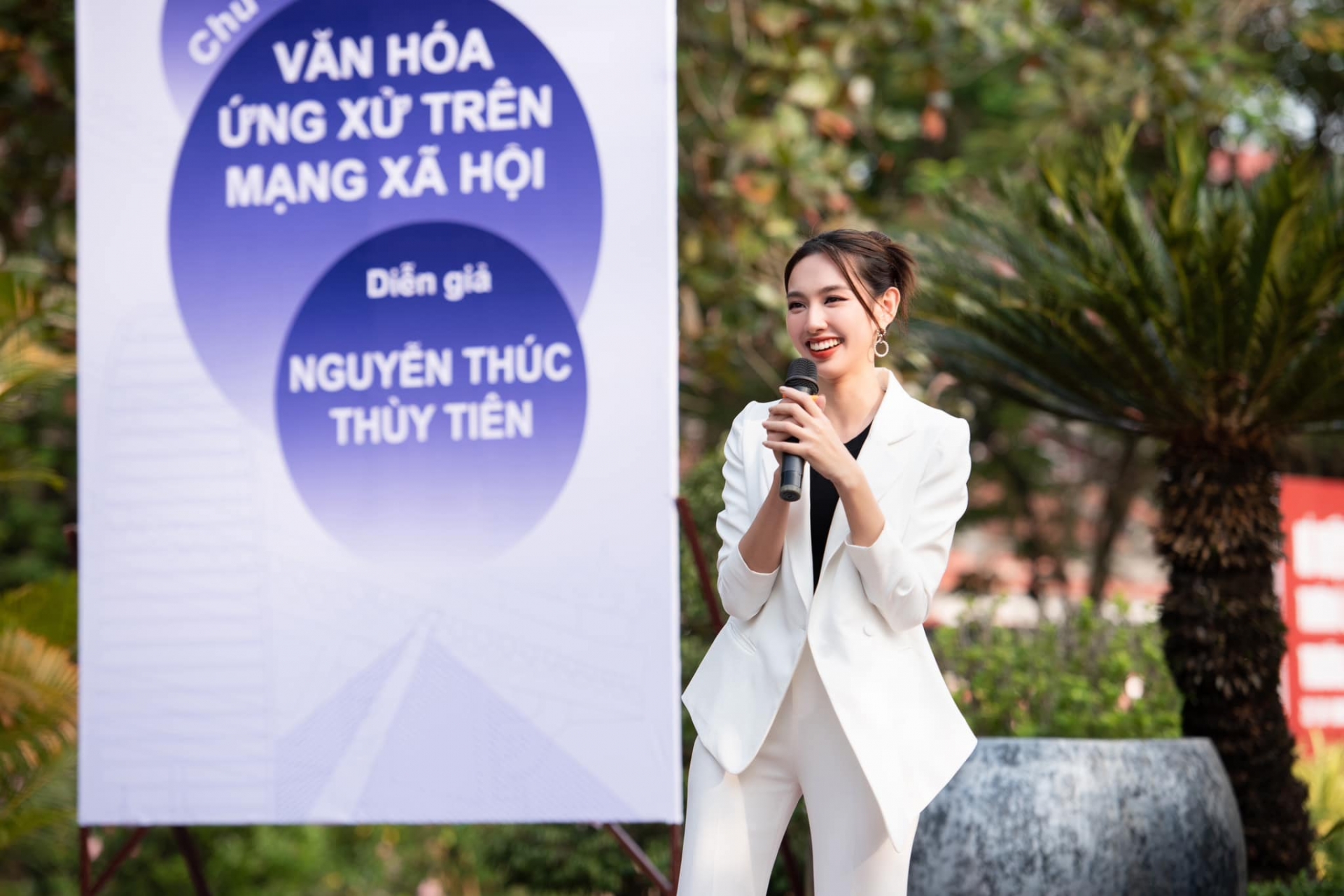 Video: Thùy Tiên 'thất thủ' khi bị đám đông bao vây, thái độ nàng hậu thế nào? - Ảnh 4