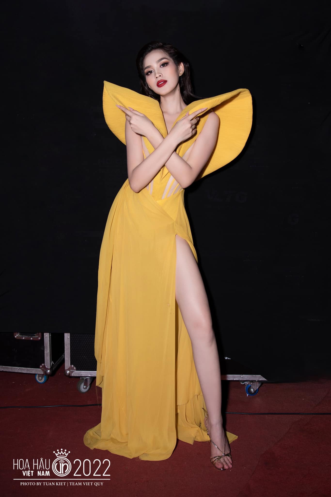 Đỗ Thị Hà khoe chân dài gợi cảm trong loạt thiết kế cắt xẻ - Ảnh 2