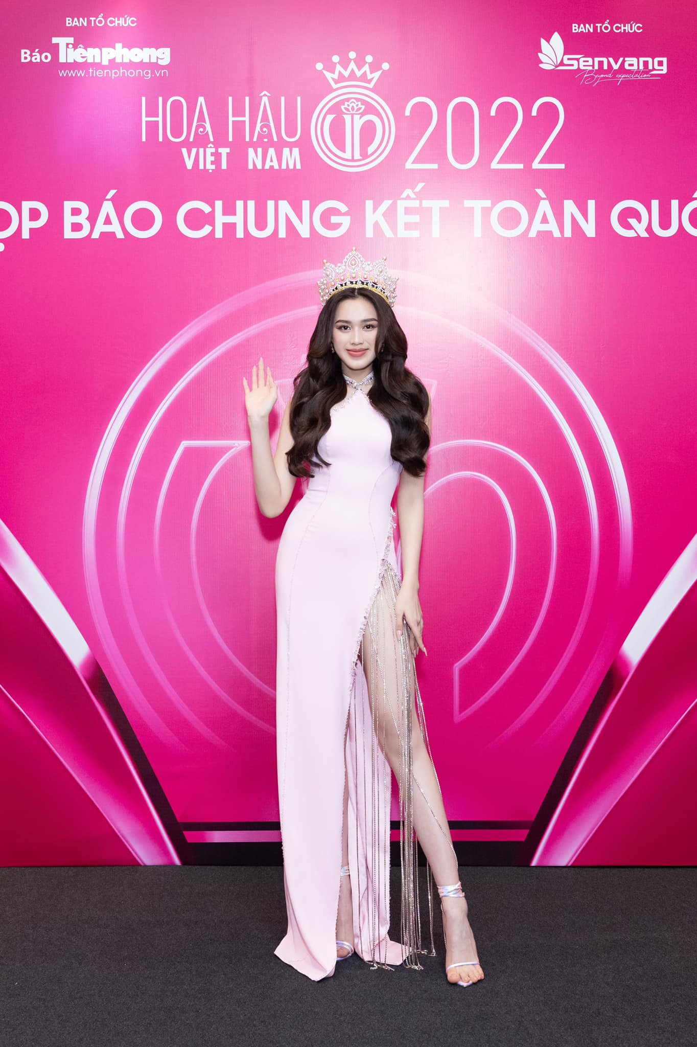 Đỗ Thị Hà khoe chân dài gợi cảm trong loạt thiết kế cắt xẻ - Ảnh 1