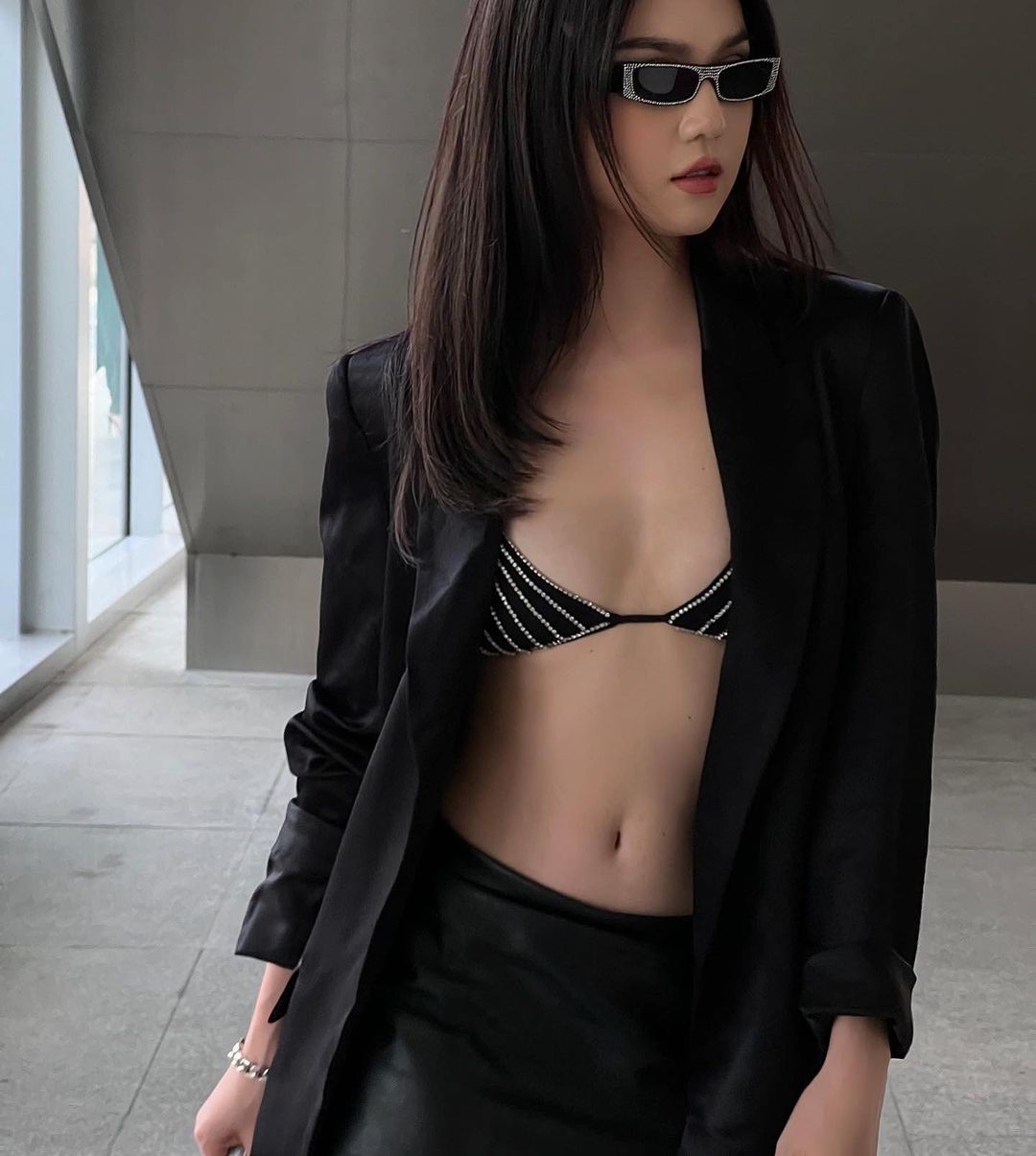 Diện đồ ít vải, Ngọc Trinh lại có dịp khoe trọn vóc dáng nuột nà, vòng eo bé xíu trứ danh