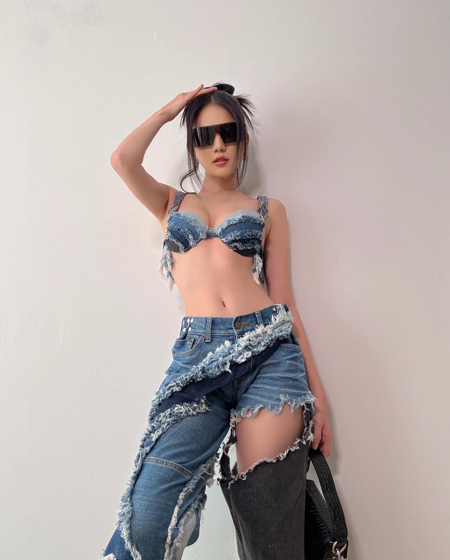 Ở độ tuổi ngoài 30, Ngọc Trinh vẫn như 18 nhớ lối ăn vận phong cách cùng thân hình đẹp như tạc tượng