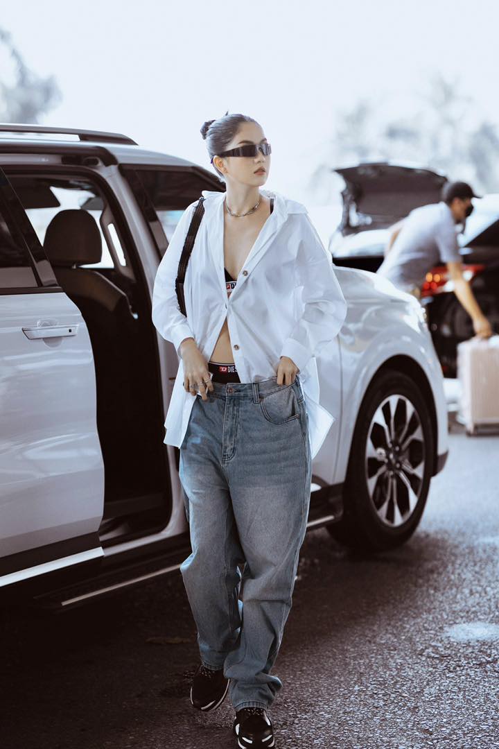 Cô nàng luôn ưu tiên những trang phục năng động, biến hóa tối đa nhằm mang đến nét trẻ trung, gợi cảm