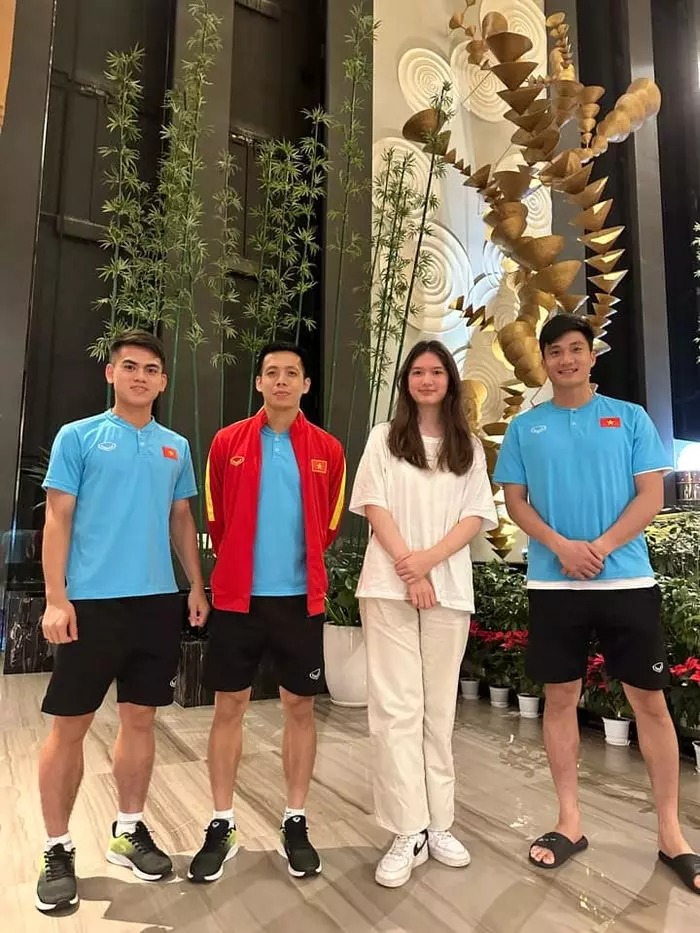 Em gái lai Tây của 'chân sút' gây ấn tượng bởi nhan sắc xinh đẹp, chiều cao khủng Em gái lai Tây của 'chân sút' gây ấn tượng bởi nhan sắc xinh đẹp, chiều cao khủng