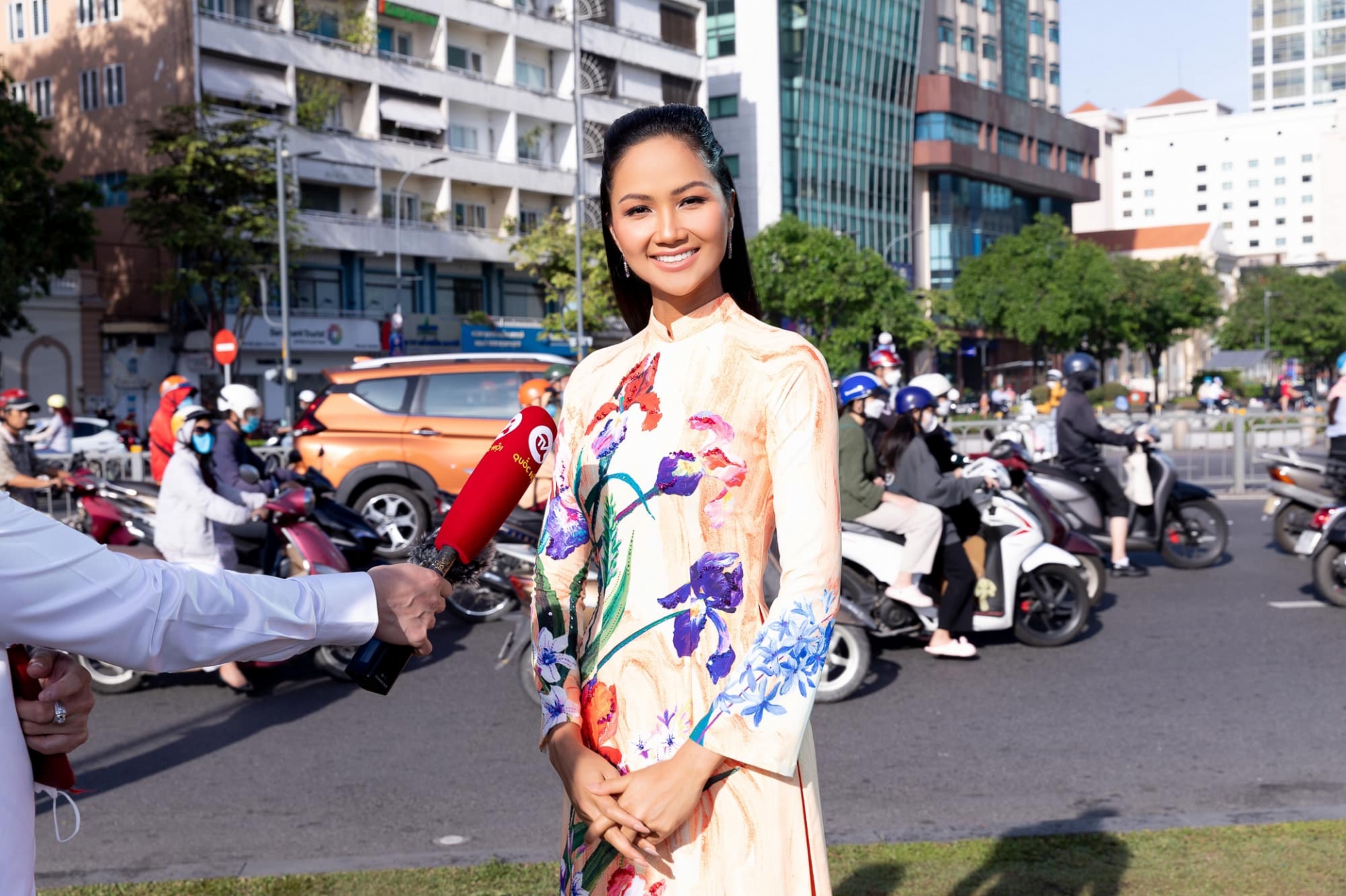 Cuộc sống đời thường của H'hen Niê rất dung dị, mộc mạc. Cô luôn tạo được thiện cảm mỗi khi xuất hiện trước công chúng Cuộc sống đời thường của H'hen Niê rất dung dị, mộc mạc. Cô luôn tạo được thiện cảm mỗi khi xuất hiện trước công chúng