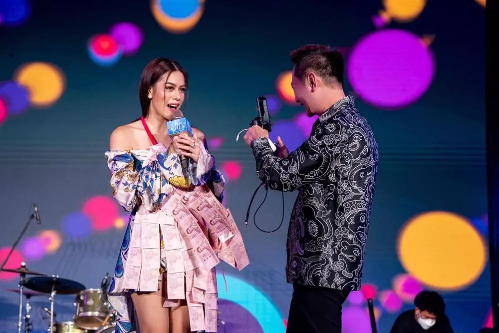 Ông Nawat - chủ tịch Miss Grand International chạy lên sân khấu để livestream, quay cận mặt Á hậu