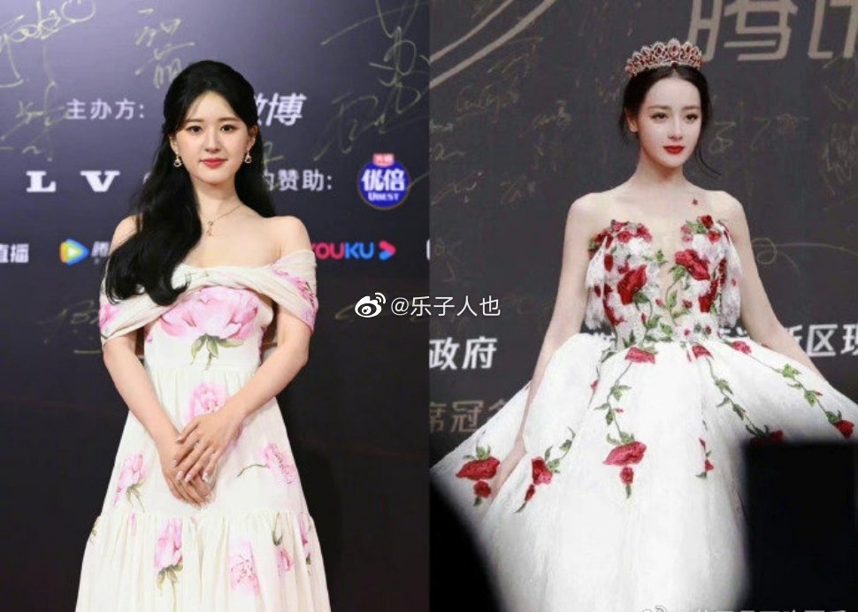 Triệu Lộ Tư đang là tiểu hoa 95 hot nhất nhì Cbiz. Tuy nhiên, để nổi tiếng và được chú ý nhiều hơn, Triệu Lộ Tư đang ngày càng bắt chước Địch Lệ Nhiệt Ba. Đã có không ít blogger nói về điều này và so tạo hình ở loạt sự kiện gần đây, cho thấy Triệu Lộ Tư có vẻ đang “copy” style của Nhiệt Ba. Một blogger tiết lộ, Địch Lệ Nhiệt Ba do sợ kéo dẫm chung khung hình nên đã từ chối các hoạt động thảm đỏ trong năm nay.