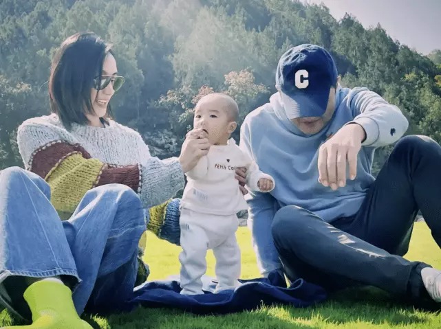 Mới đây, vợ trẻ của Lý Á Bằng là Hải Hà Kim Hỷ chia sẻ hình ảnh gia đình 3 người cùng đi du lịch. Đặc biệt, cặp đôi cũng để lộ mặt con gái với công chúng. Đây là lần đầu Lý Á Bằng công khai gương mặt con gái thứ hai. Diện mạo của nhóc tỳ nhận về nhiều khen ngợi từ công chúng.