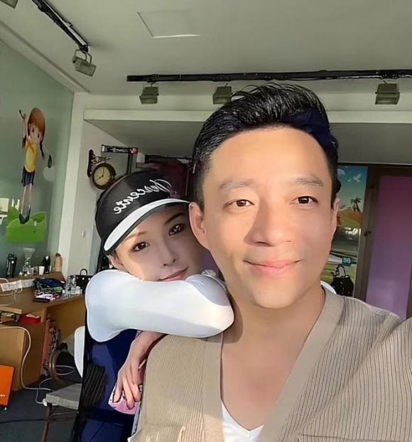 Trương Dĩnh Dĩnh đã đăng dòng trạng thái trên trang cá nhân Weibo phủ nhận mối quan hệ bất hòa với mẹ của bạn trai Uông Tiểu Phi - bà Trương Lan. Trương Dĩnh Dĩnh cũng phủ nhận loạt tin nhắn được cho là của cô khi nhắn nói xấu mẹ bạn trai.