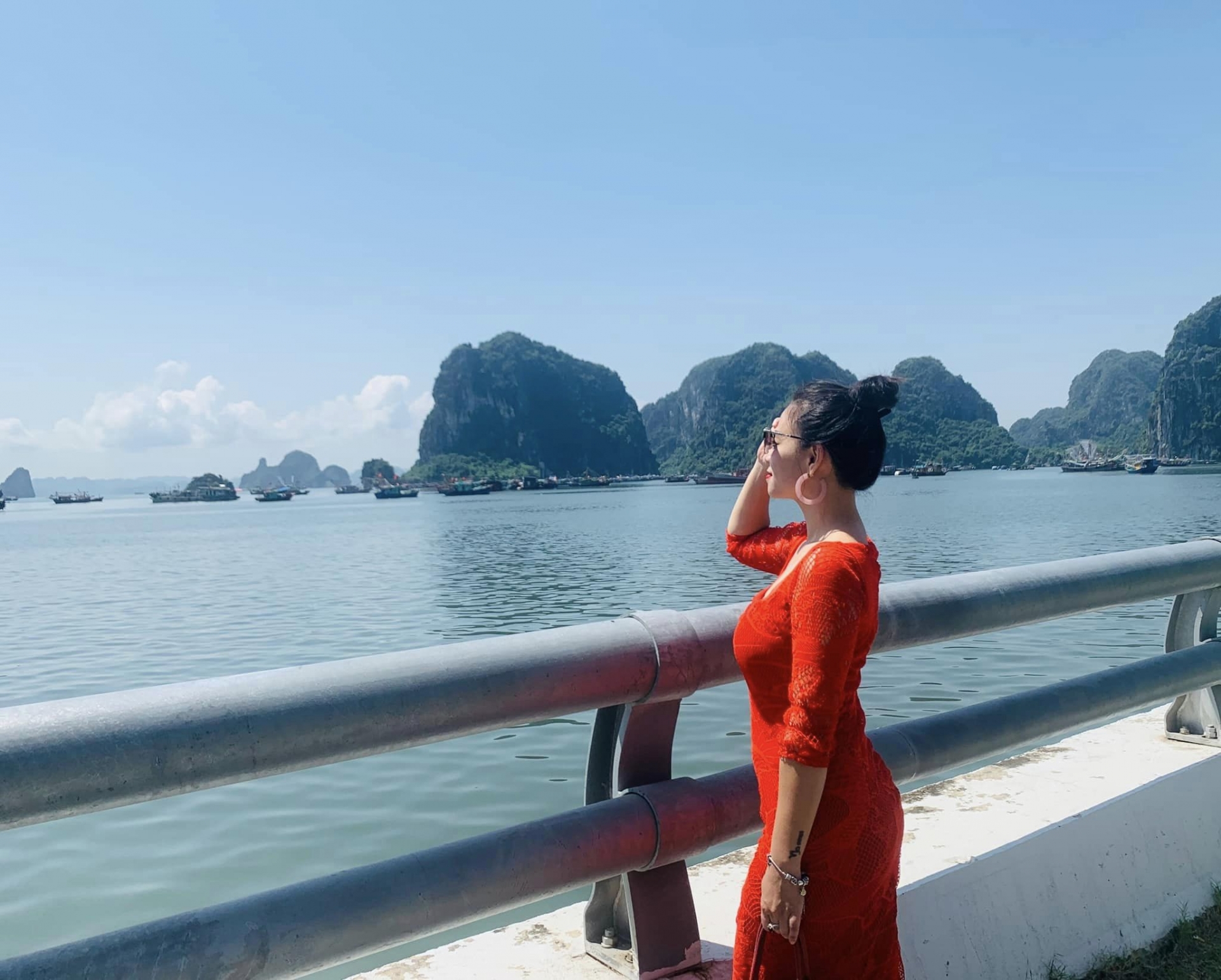 Vợ Shark Bình chuộng trang phục kín đáo, nhưng vẫn vô cùng sang chảnh. Ảnh: FBNV