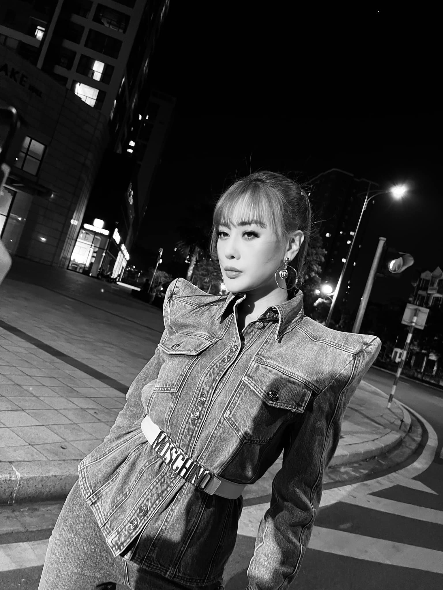 Phương Oanh trông bụi phủi và cá tính khi diện đồ jeans. Ảnh: FBNV