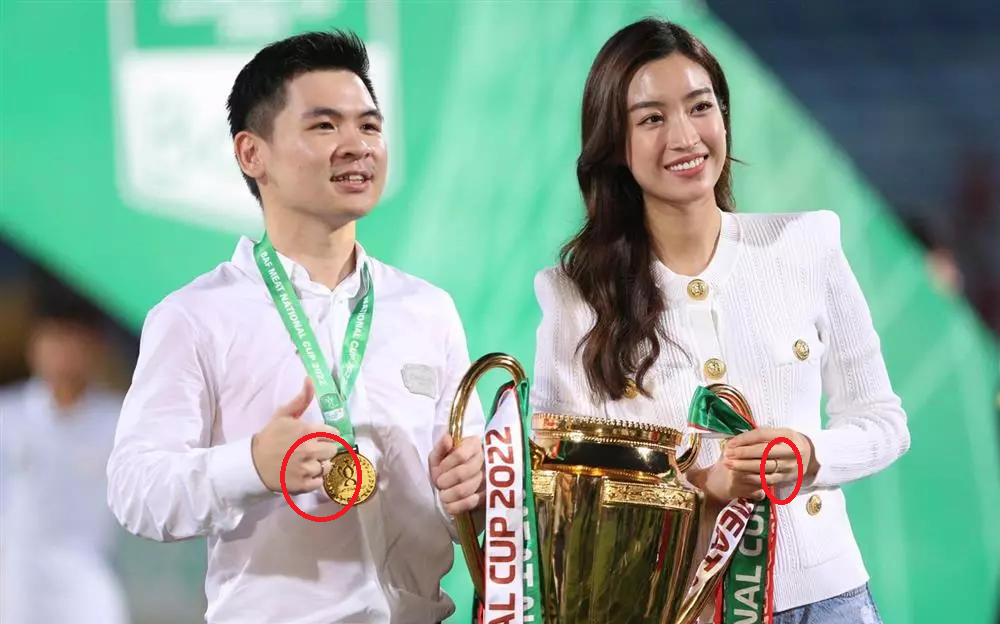 Đỗ Mỹ Linh và chồng xuất hiện tại một sự kiện