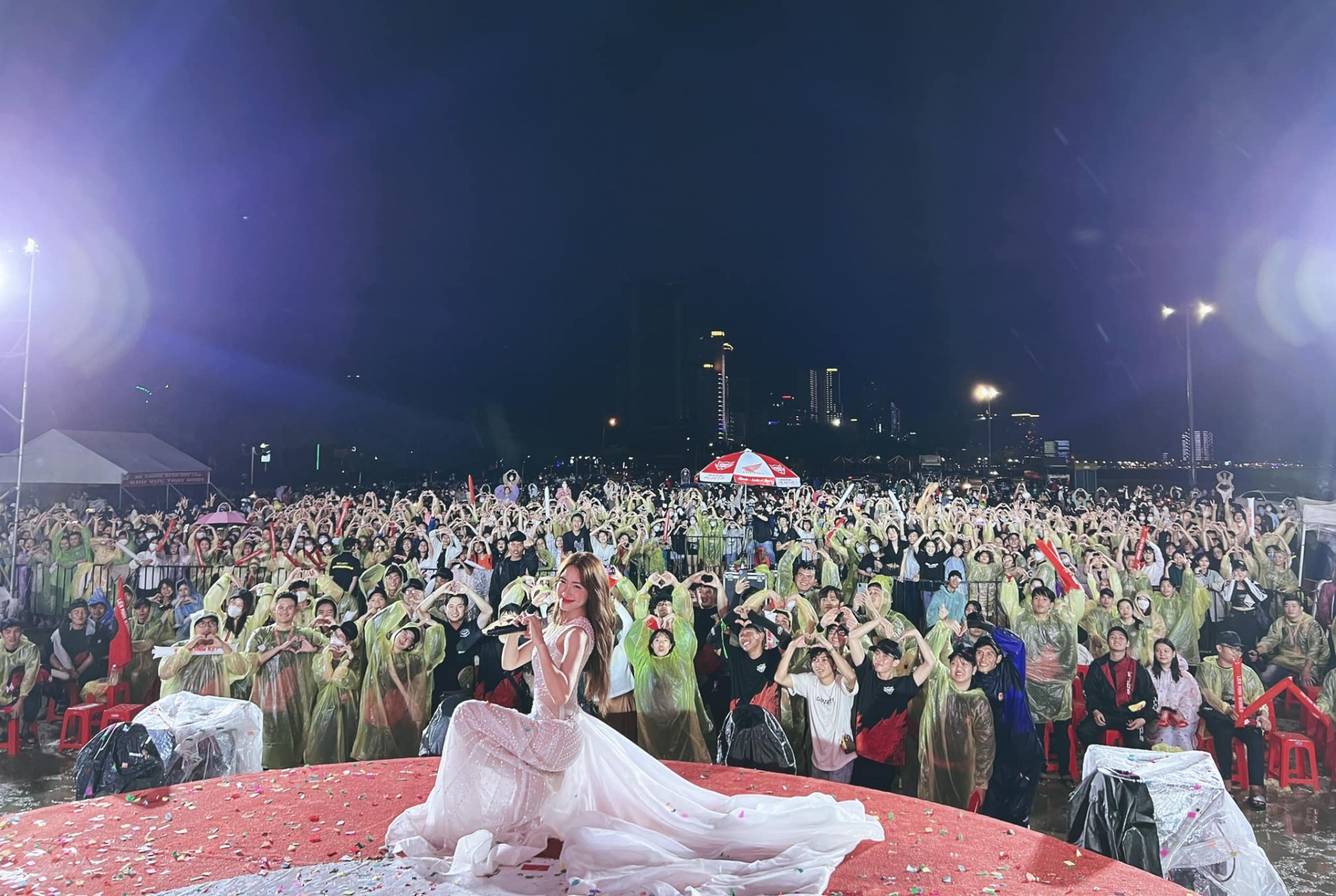 Hòa Minzy chăm chỉ làm việc, nữ ca sĩ tất bật chạy show sau khi trở thành bà mẹ đơn thân. Ảnh: FBNV