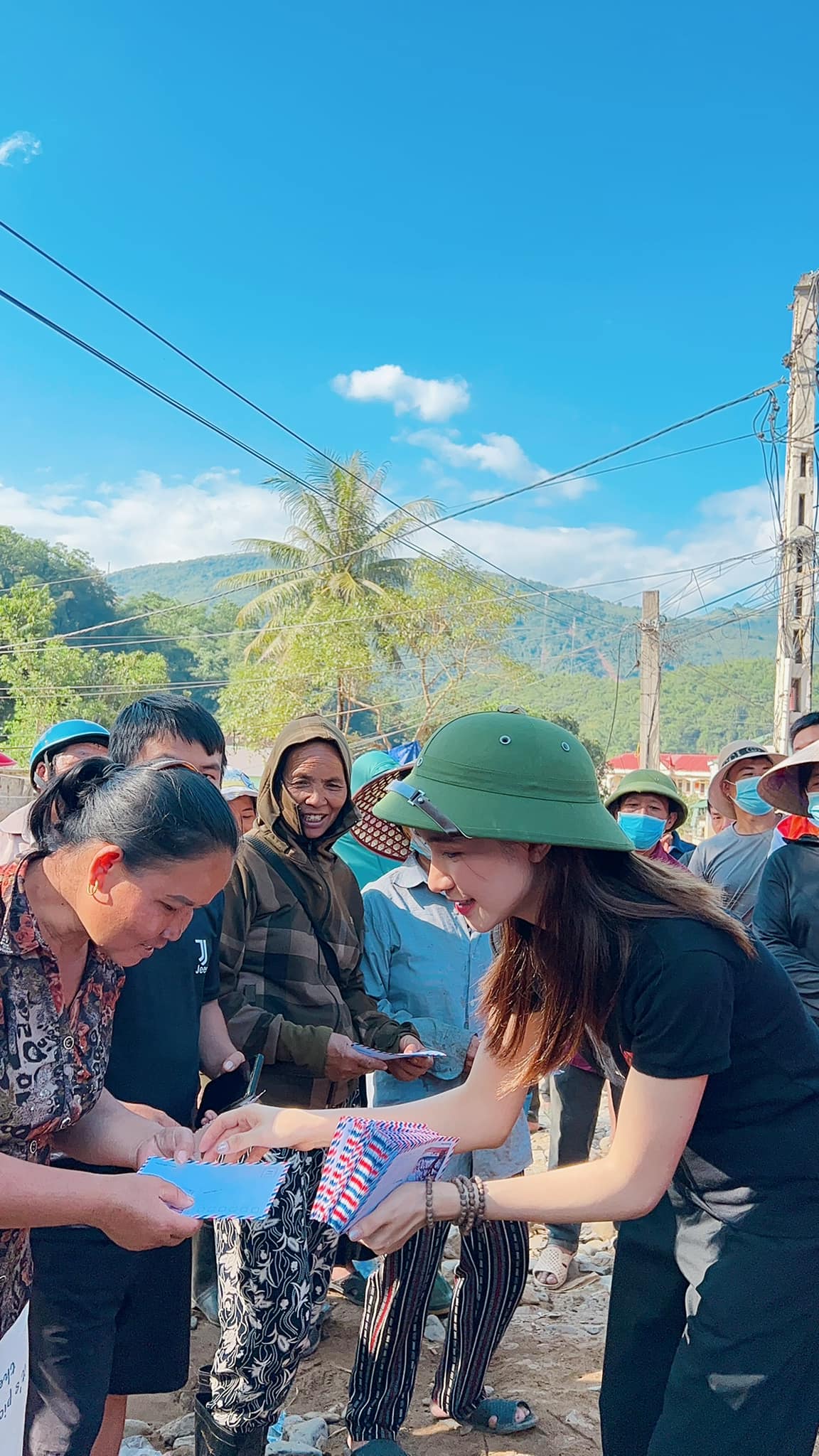 Hòa Minzy tích cực làm từ thiện, có những đóng góp thiết thực cho cộng đồng. Ảnh: FBNV