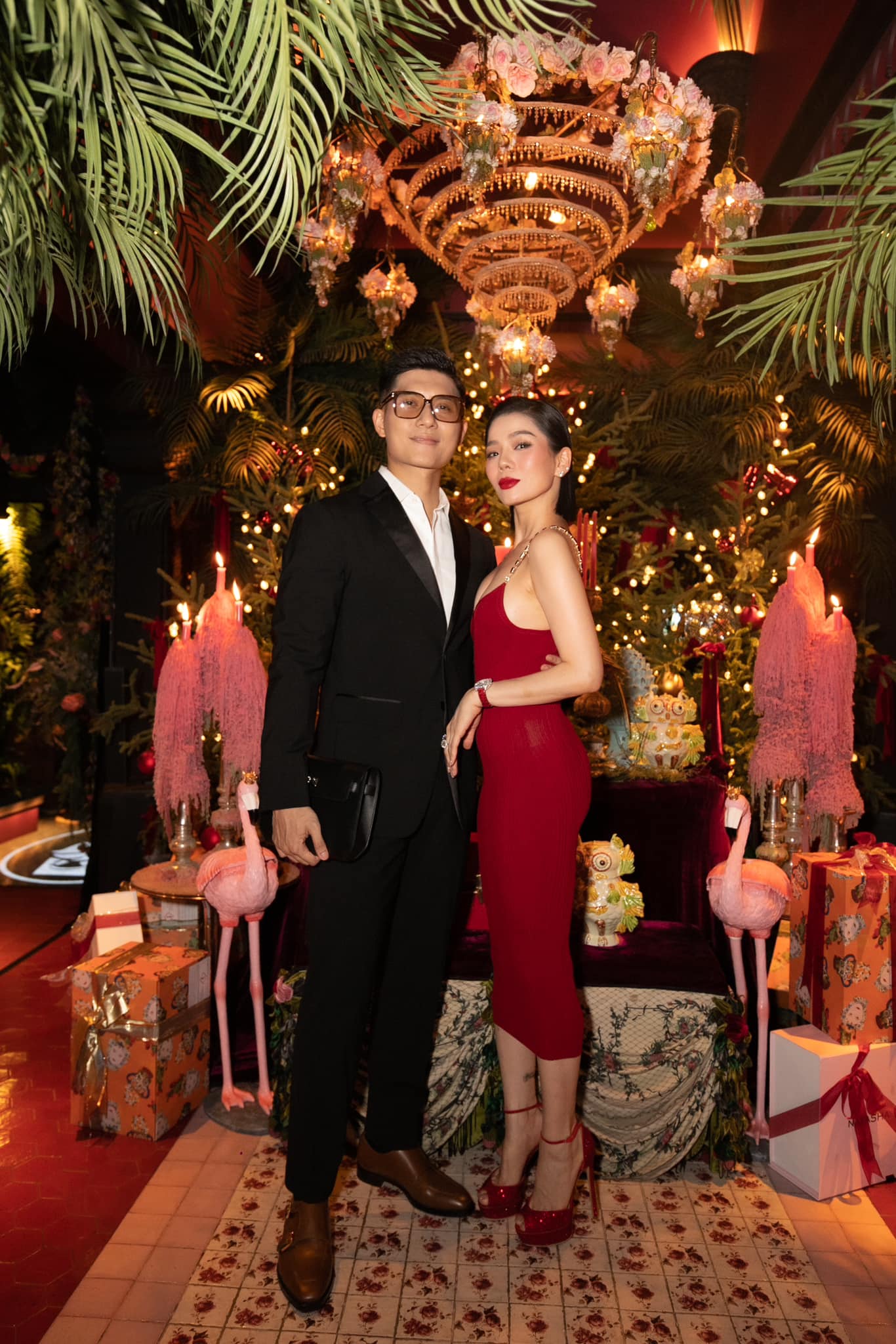 Lệ Quyên thoải mái thể hiện tình cảm với Lâm Bảo Châu trước công chúng