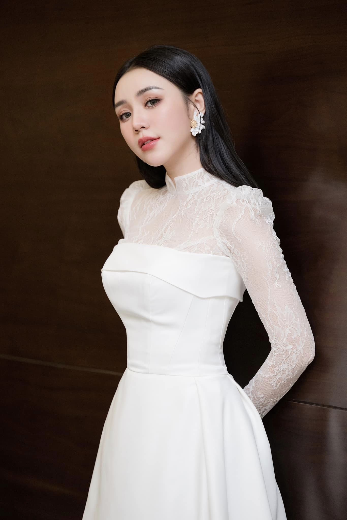 Nhan sắc Quỳnh Kool vừa dễ thương, trẻ trung nhưng cũng rất gợi cảm và quyến rũ