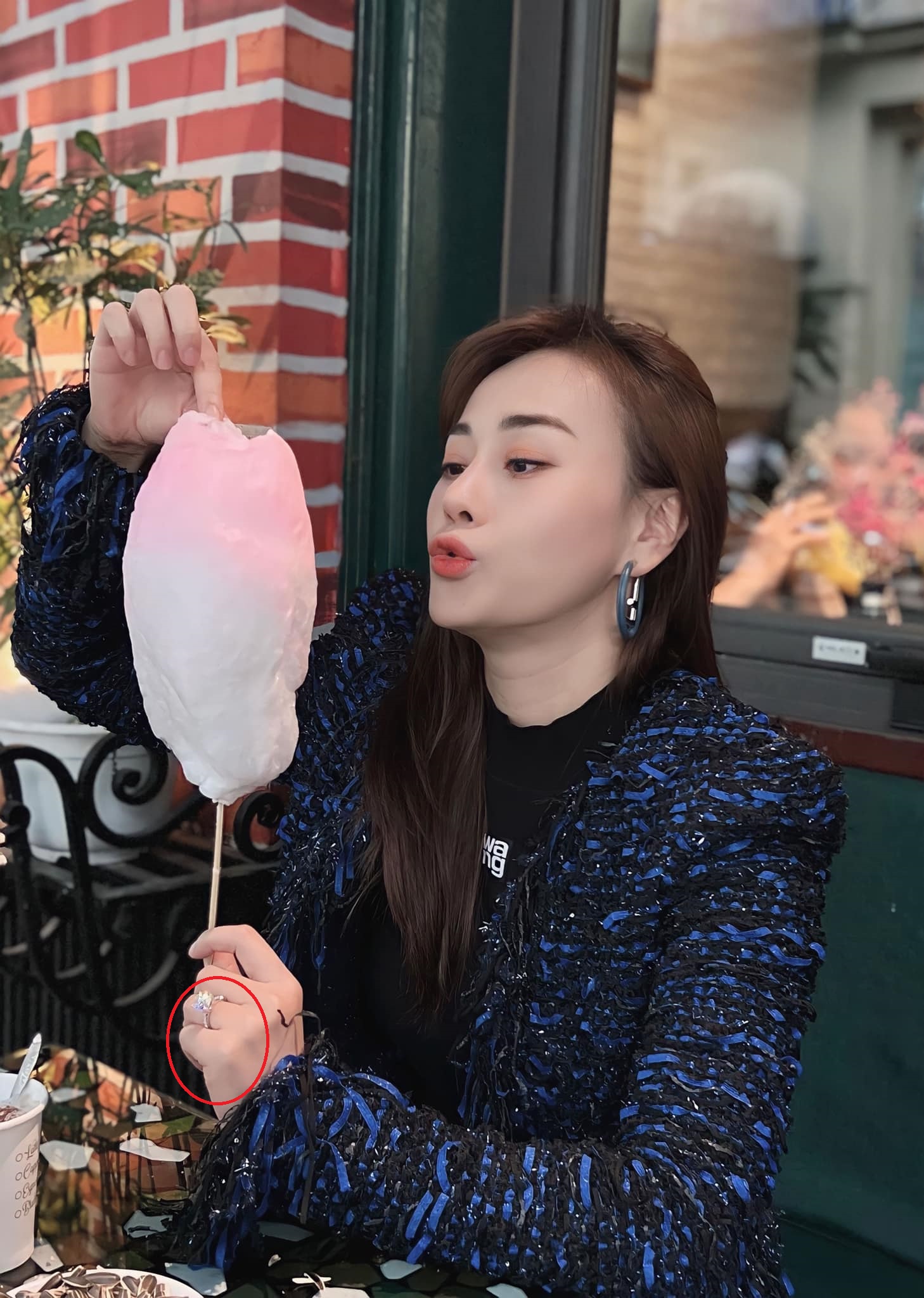 Sau công khai hẹn hò Shark Bình, Phương Oanh đeo nhẫn kim cương ở ngón áp úp