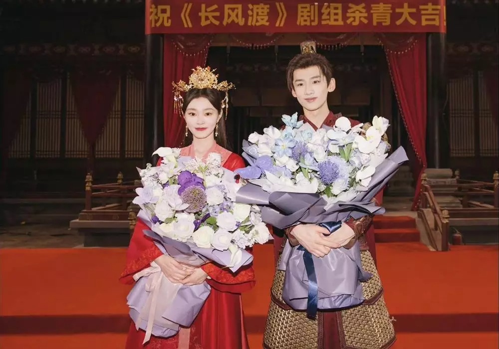 Sohu đưa tin, mới đây mẹ Tống Dật nhấn 'thích' một bài đăng về chuyện tình cảm của con gái trên mạng xã hội. Bài đăng hé lộ chuyện hẹn hò giữa nữ diễn viên Tống Dật và Bạch Kính Đình. Truyền thông cho biết thêm, mẹ Tống Dật rất ưng ý con rể Bạch Kính Đình và ủng hộ chuyện tình cảm của hai con.