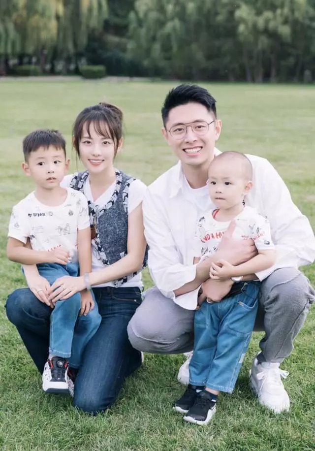 Theo Sina, Trương Gia Nghê và chồng - doanh nhân Mãi Siêu - được cho không thể hàn gắn hôn nhân. Trương Gia Nghê hiện chuyển khỏi tổ ấm vợ chồng từng cùng sống. Một nguồn tin thân cận tiết lộ, gia đình của Mãi Siêu rất giàu có nhưng tiền bạc không do anh quản lý. Quyền lực tài chính của gia đình nằm trong tay cha mẹ anh, trong khi bản thân doanh nhân không có tiền, một số tài sản cũng đã được anh âm thầm chuyển nhượng cho người nhà, trước thời điểm scandal ngoại tình nổ ra. Do đó, khi ra khỏi nhà chồng, Trương Gia Nghê 'tay trắng'.