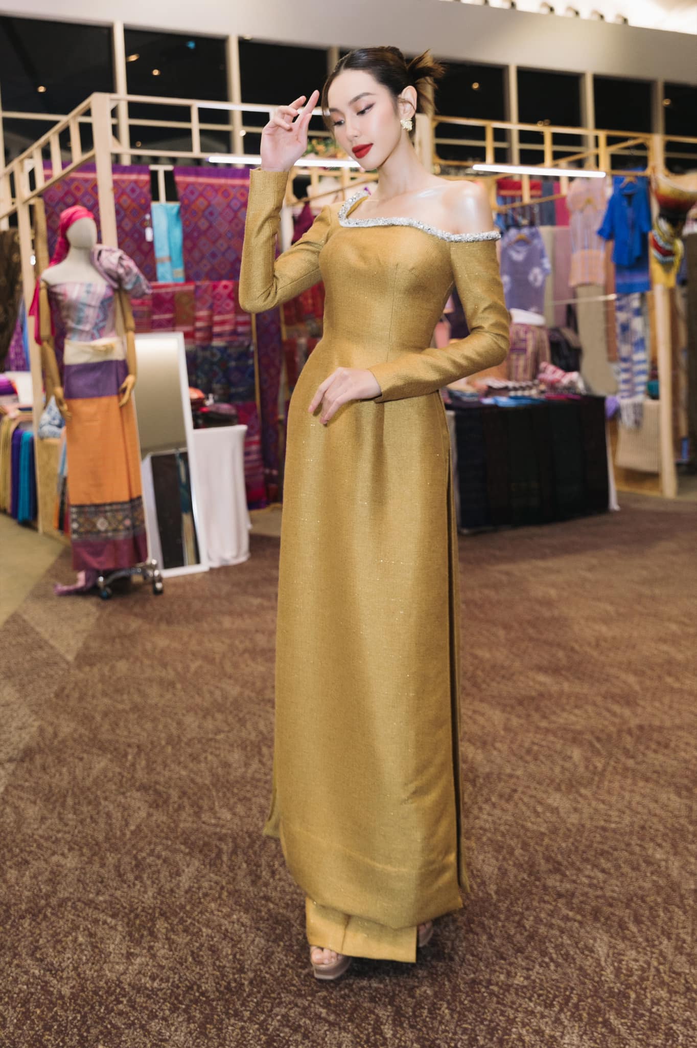 Video: Thùy Tiên như em bé khi gặp lại bà Teresa, khoe được ‘mẹ nuôi’ làm điều này - Ảnh 3