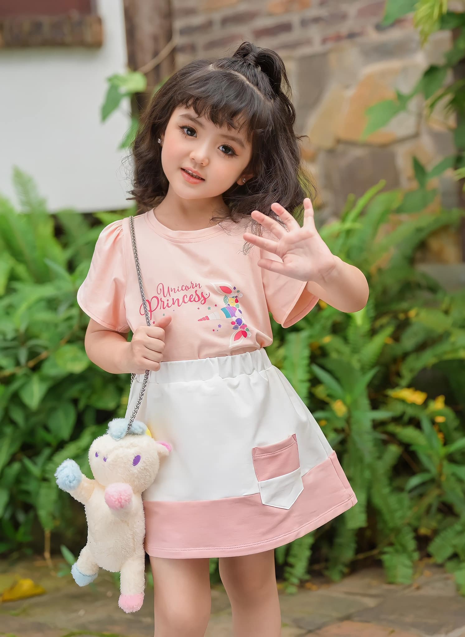 Nhóc tỳ sở hữu nhan sắc xinh đẹp, ngoại hình đáng yêu dễ thương