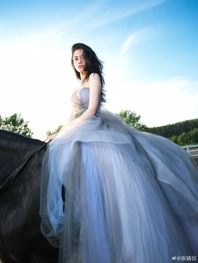 Trương Tịnh Nghi đang là cái tên được quan tâm sau bộ phim Chiếc Bật Lửa Và Váy Công Chúa. Mới đây, cô đã có buổi phỏng vấn với báo chí và có những chia sẻ thú vị. Đáng chú ý, Trương Tịnh Nghi khen ngợi bạn diễn Trần Phi Vũ nghiêm túc, kỷ luật, luôn tôn trọng diễn xuất. 