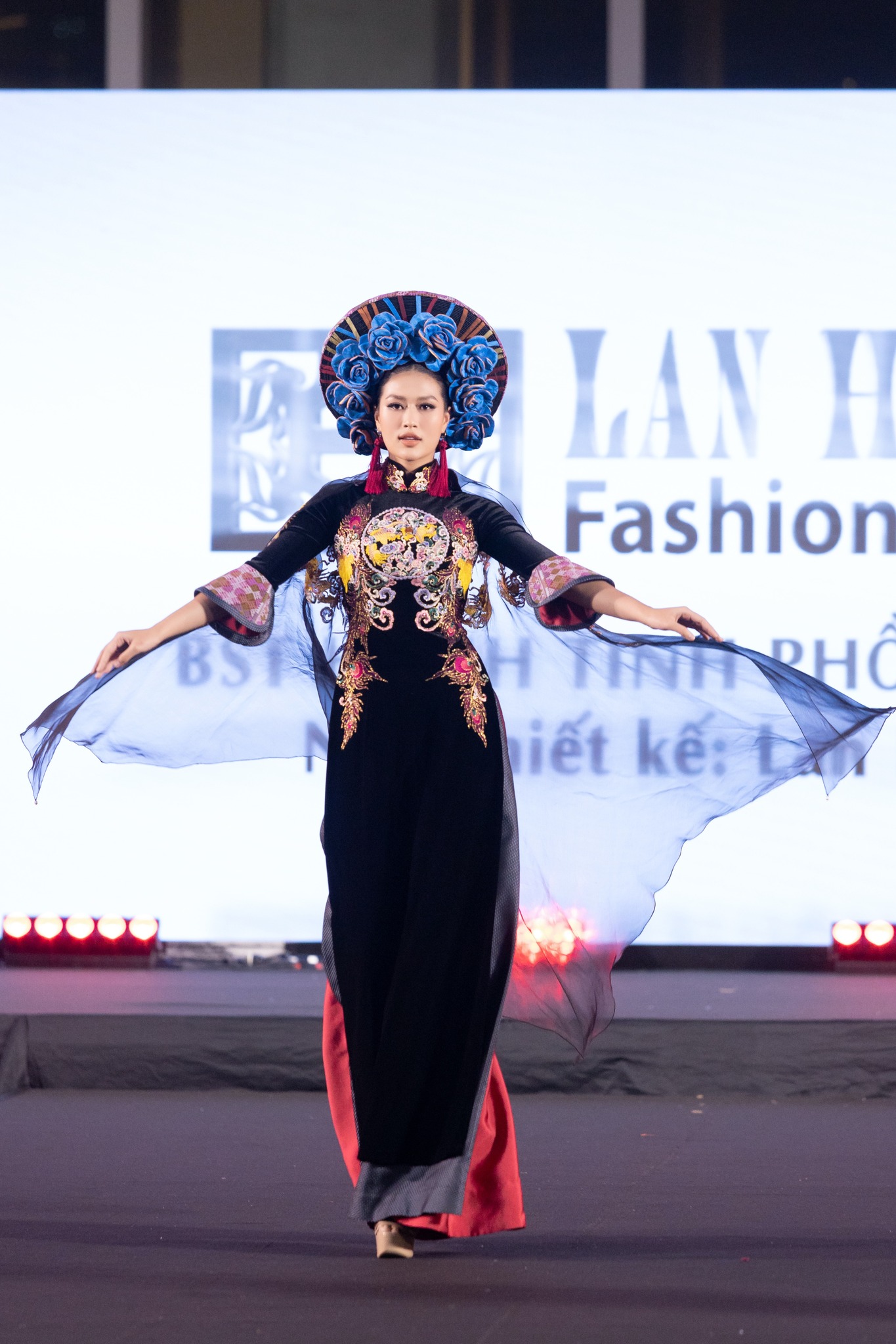 Video: Thiên Ân trình diễn áo dài, thần sắc thế nào sau khi bị ông Nawat miệt thị ngoại hình? - Ảnh 3