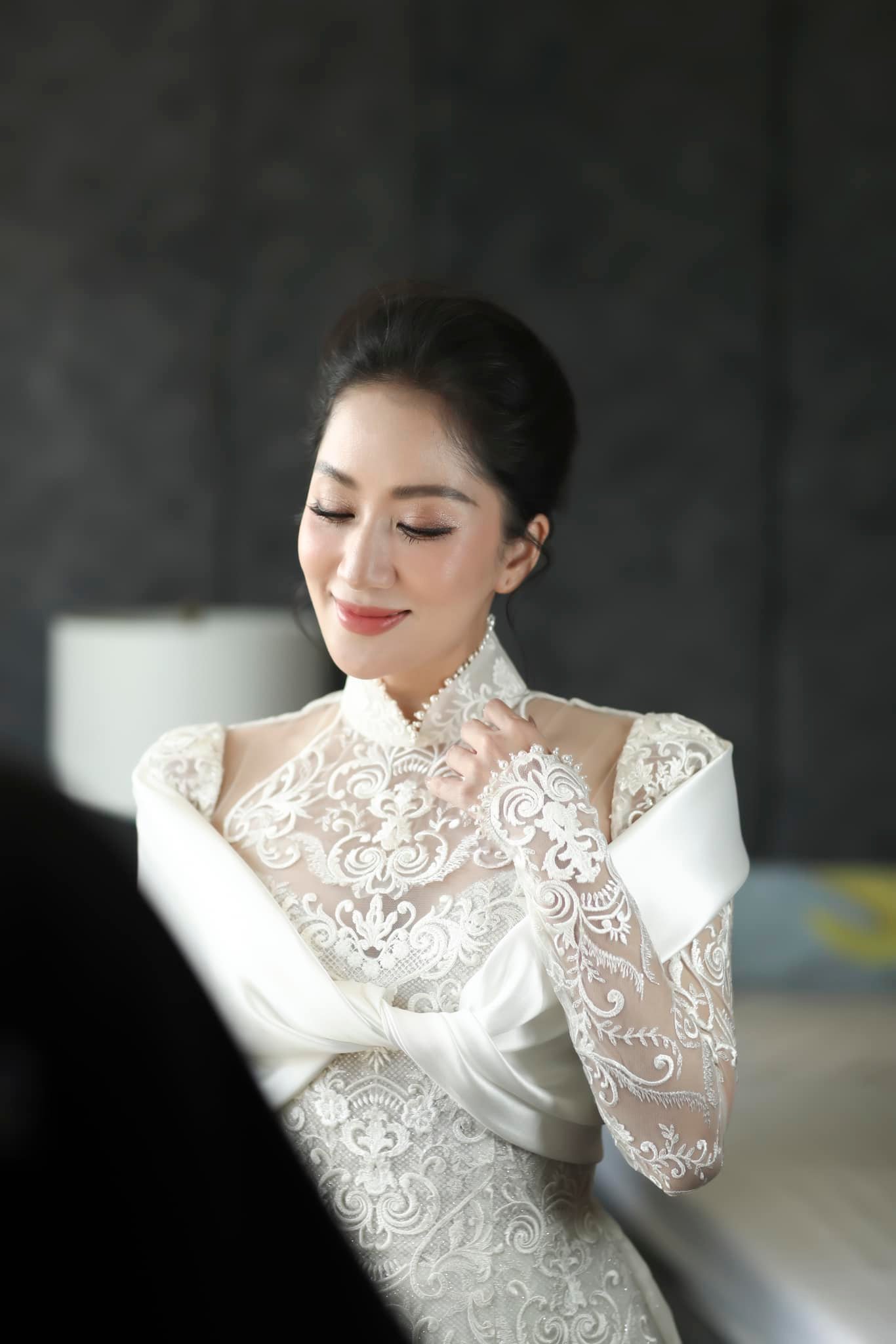 Cô dâu Khánh Thi rạng rỡ trong hình ảnh đăng tải sáng nay