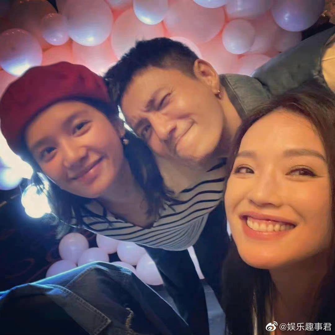 Đông Thân Vị Lai là công ty giải trí do Châu Tấn và Trần Khôn thành lập năm 2017. Đến năm 2020, Thư Kỳ chính thức gia nhập với tư cách là người hợp tác. Trương Tịnh Nghi là nữ nghệ sĩ thuộc quản lí của công ty này. Qua những tấm ảnh có thể thấy, nữ diễn viên luôn nhận được sự ưu ái của mọi người. Được biết, Trương Tịnh Nghi còn nhận Trần Khôn làm cha nuôi, đồng thời trong những ngày đầu mới ra mắt còn được chính Châu Tấn dẫn đi tham gia show “Hướng về cuộc sống”.