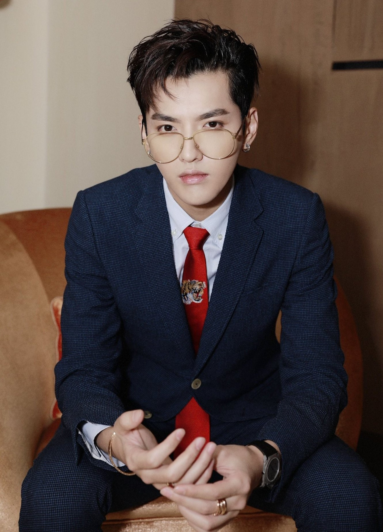 Ngày 12/12, QQ đưa tin blogger, người môi giới nghệ sĩ Dương Dụ thực hiện phỏng vấn về cuộc sống của nhân viên công ty Ngô Diệc Phàm sau khi ông chủ bị bắt và ngồi tù. Một nữ nhân viên tiết lộ cô rất khốn khổ khi xin việc, đa số nhân viêc khác đều rơi vào tình cảnh này vì bị quy chụp tiếp tay cho hành vi sai trái của Ngô Diệc Phàm.