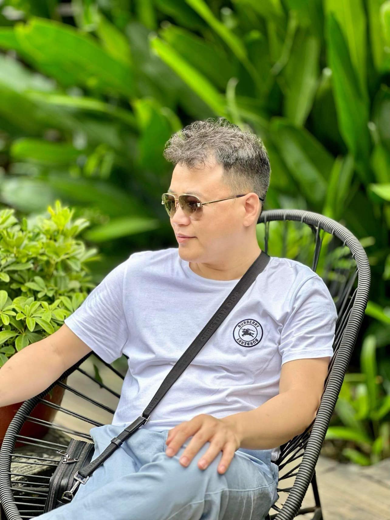 Shark Bình thường xuyên lộ diện với ngoại hình trẻ trung, thậm chí mới đây, anh còn quyết định uốn xoăn tóc vô cùng 'Hàn xẻng'