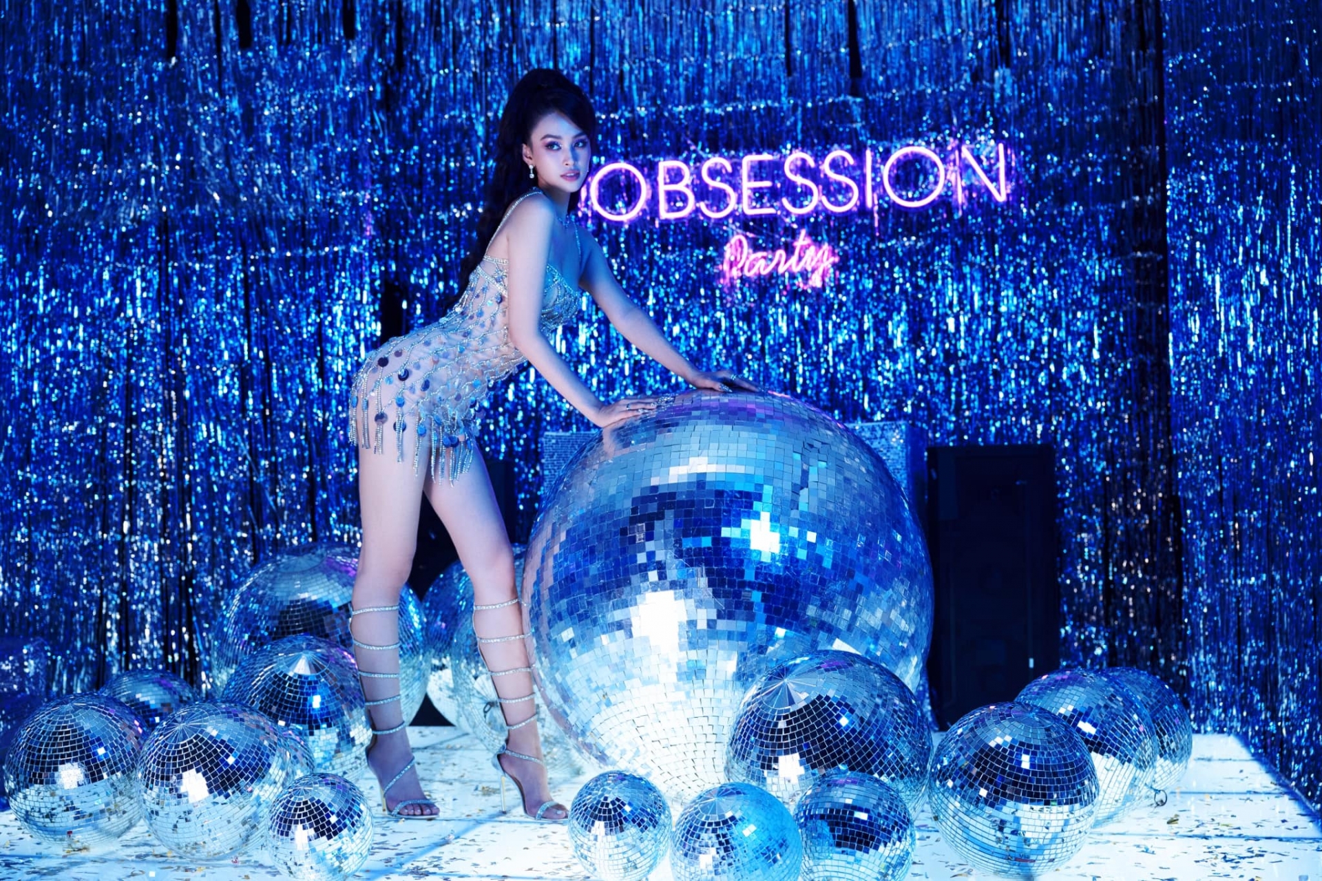 Tiểu Vy trở thành một nữ hoàng tiệc tùng đúng nghĩa