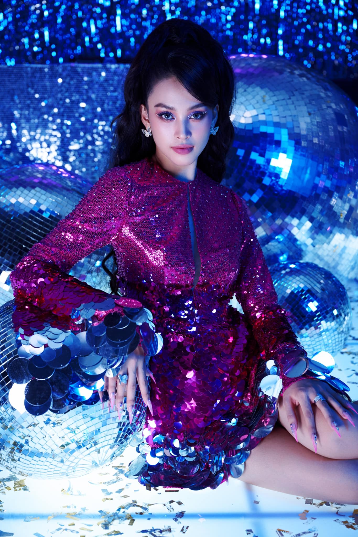 Tiểu Vy diện đồ xuyên thấu, tạo hình khiến netizen bất ngờ: Nhìn qua tưởng Ngọc Trinh - Ảnh 1