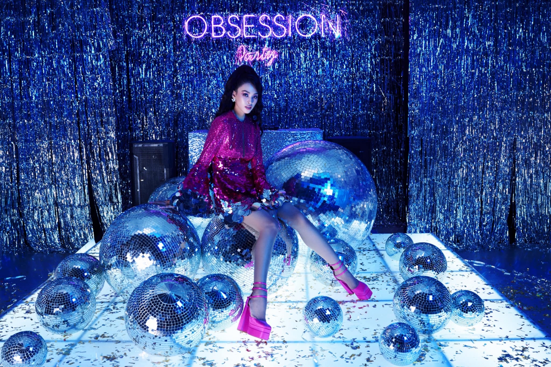 Trong thiết kế có phần 'kín cổng cao tường hơn', Tiểu Vy vẫn thể hiện tốt tinh thần thời trang