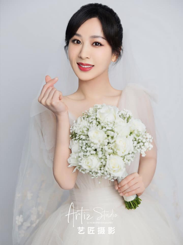 Mới đây, có blogger đăng bài cho biết Dương Tử gần đây đã được bố sắp xếp cho đi xem mắt. Đối tượng của cô nàng không phải là người trong giới giải trí, mà là phú nhị đại có gia thế khủng. Trước đó, Dương Tử và Tiêu Chiến liên tục được dân mạng “đẩy thuyền”, tuy nhiên 2 bên đã lên tiếng phủ nhận