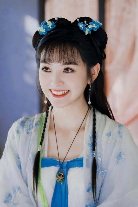 Mới đây, trong cuộc phỏng vấn với GQ, Điền Hi Vi gây tranh cãi khi có câu trả lời đụng chạm đến Cúc Tịnh Y. Theo đó, cô nhận được câu hỏi: 'Món đồ nào buộc phải chuẩn bị khi đi thảm đỏ?' Có 4 câu trả lời được BTC đưa ra, song Điền Hi Vi chọn phương án B: Tóc giả cùng loại với mỹ nữ 4000 năm. Trong khi đó, để tránh đụng chạm, các vị khách mời khác đều chọn các phương án còn lại. Được biết, danh xưng mỹ nữ 4000 năm có phần mỉa mai Cúc Tinh Y. Trước đó, Điền Hi Vi cũng có câu trả lời phỏng vấn 'Sinh mệnh' nghi mỉa mai Trương Nghệ Hưng. Ngoài ra, cô còn vướng lùm xùm tranh vai diễn với Lý Lan Địch. Sau loạt lùm xùm, CDM tỏ ra ngán ngẩm và cho rằng Điền Hi Vi cố tình tạo ra tranh cãi để được nổi tiếng.