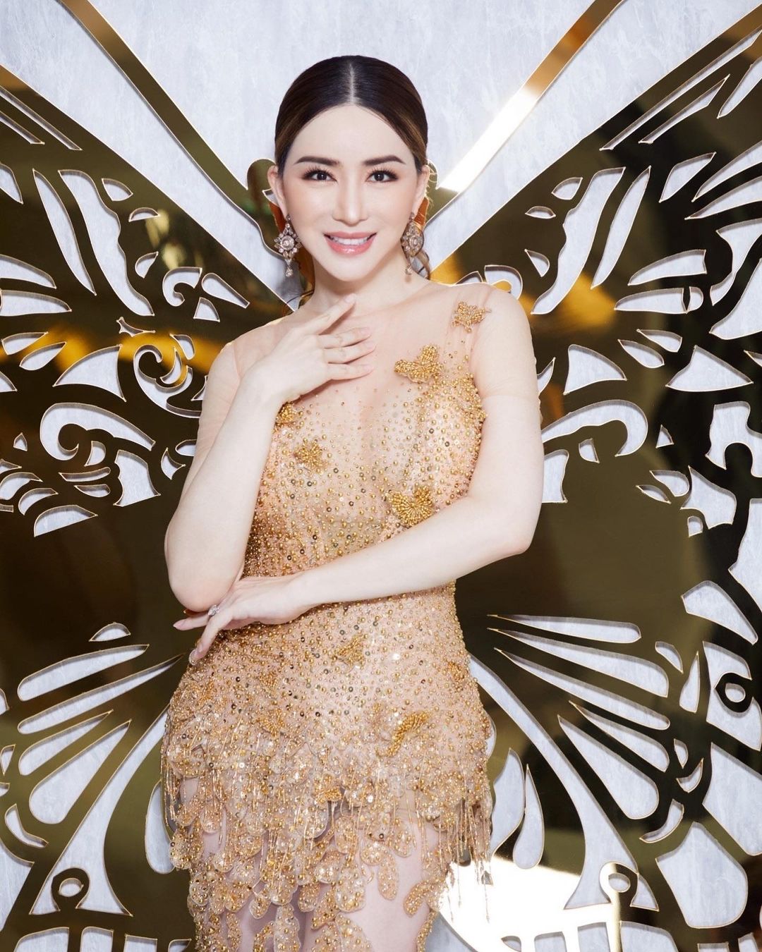 Nữ doanh nhân chuyển giới 'khét tiếng' - Anne Jakkaphong Jakrajutatip là chủ sở hữu mới của cuộc thi Hoa hậu Hoàn vũ. Bà mua lại đấu trường này với giá 14 triệu USD và đưa ra nhiều quy định mới trong đó có việc chấp nhận thí sinh chuyển giới và có gia đình tham gia
