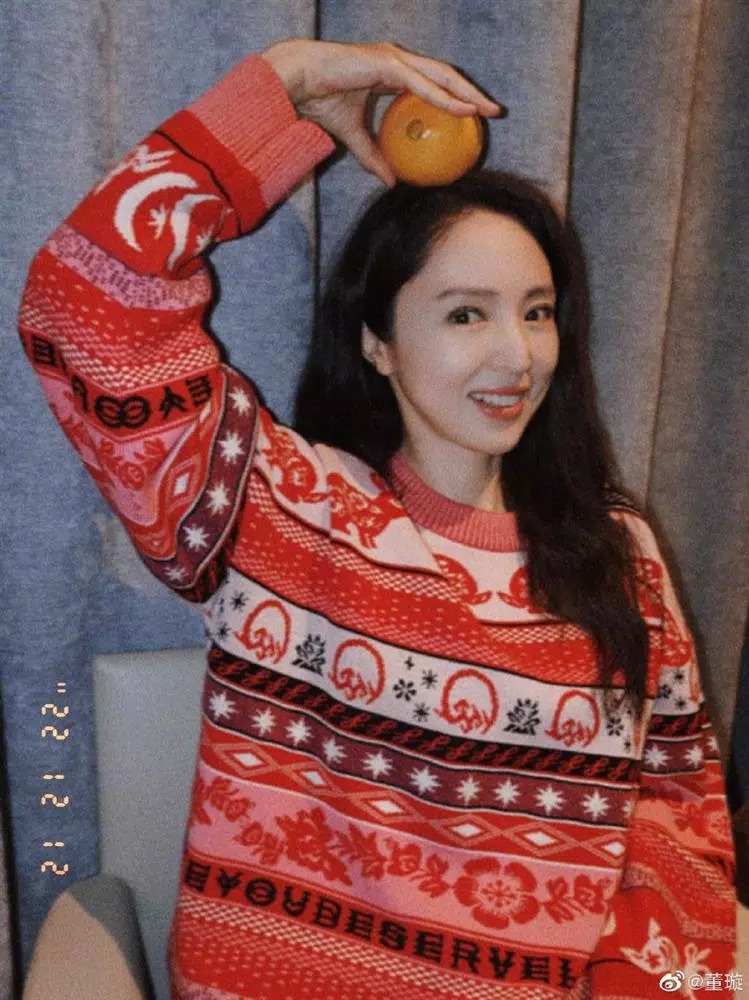 Mới đây, Đổng Tuyền chia sẻ loạt ảnh mới phong cách Giáng sinh. Người đẹp 43 tuổi nhận được nhiều bình luận khen ngợi nhan sắc ngày càng trẻ trung, thăng hạng sau khi ly hôn.