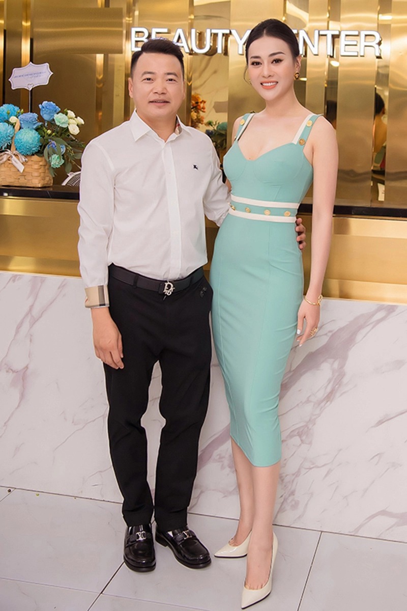 Phương Oanh - Shark Bình công khai hẹn hò hồi tháng 8. Ảnh: Internet