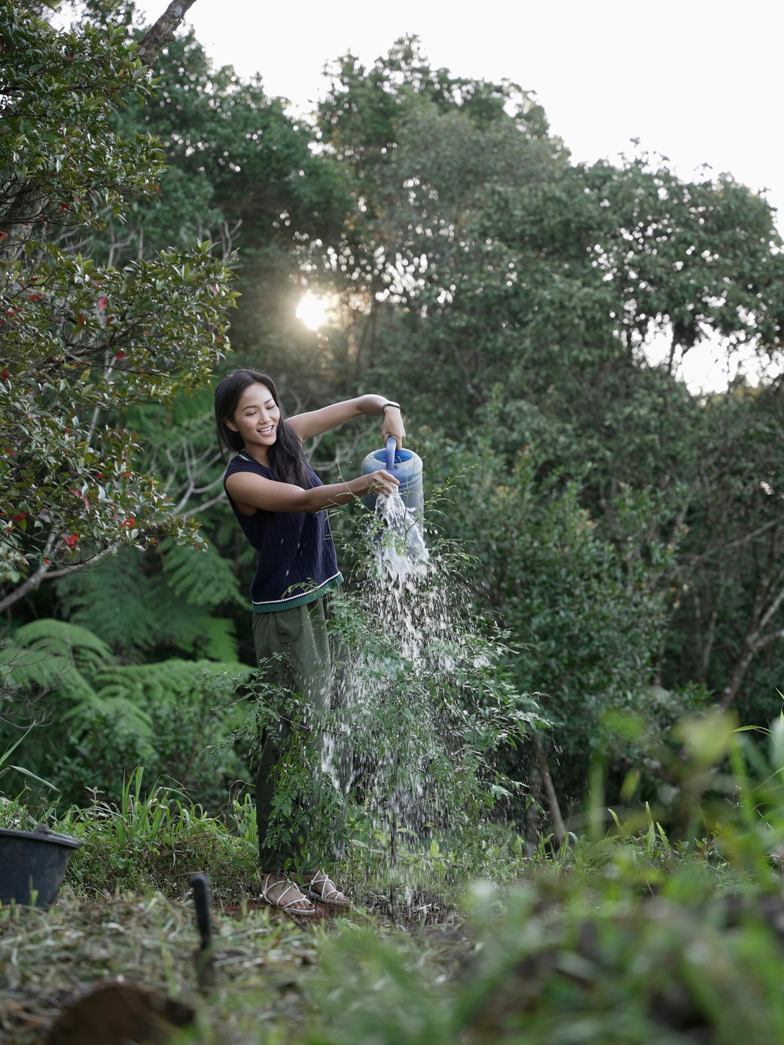 H'Hen Niê gây chú ý khi chia sẻ hình ảnh tưới cây tại quê nhà