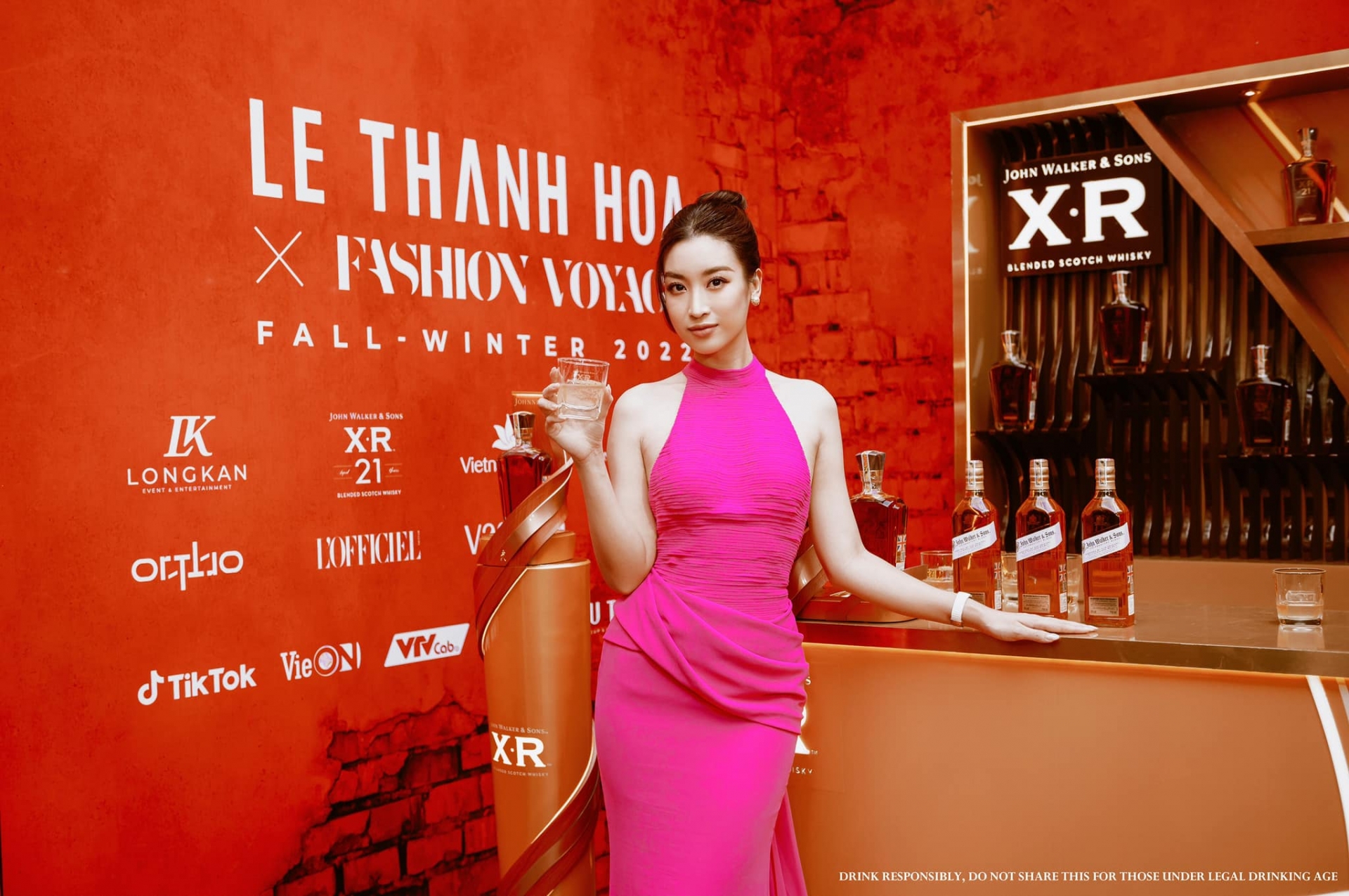 Đặc biệt là vòng eo không chút mỡ thừa