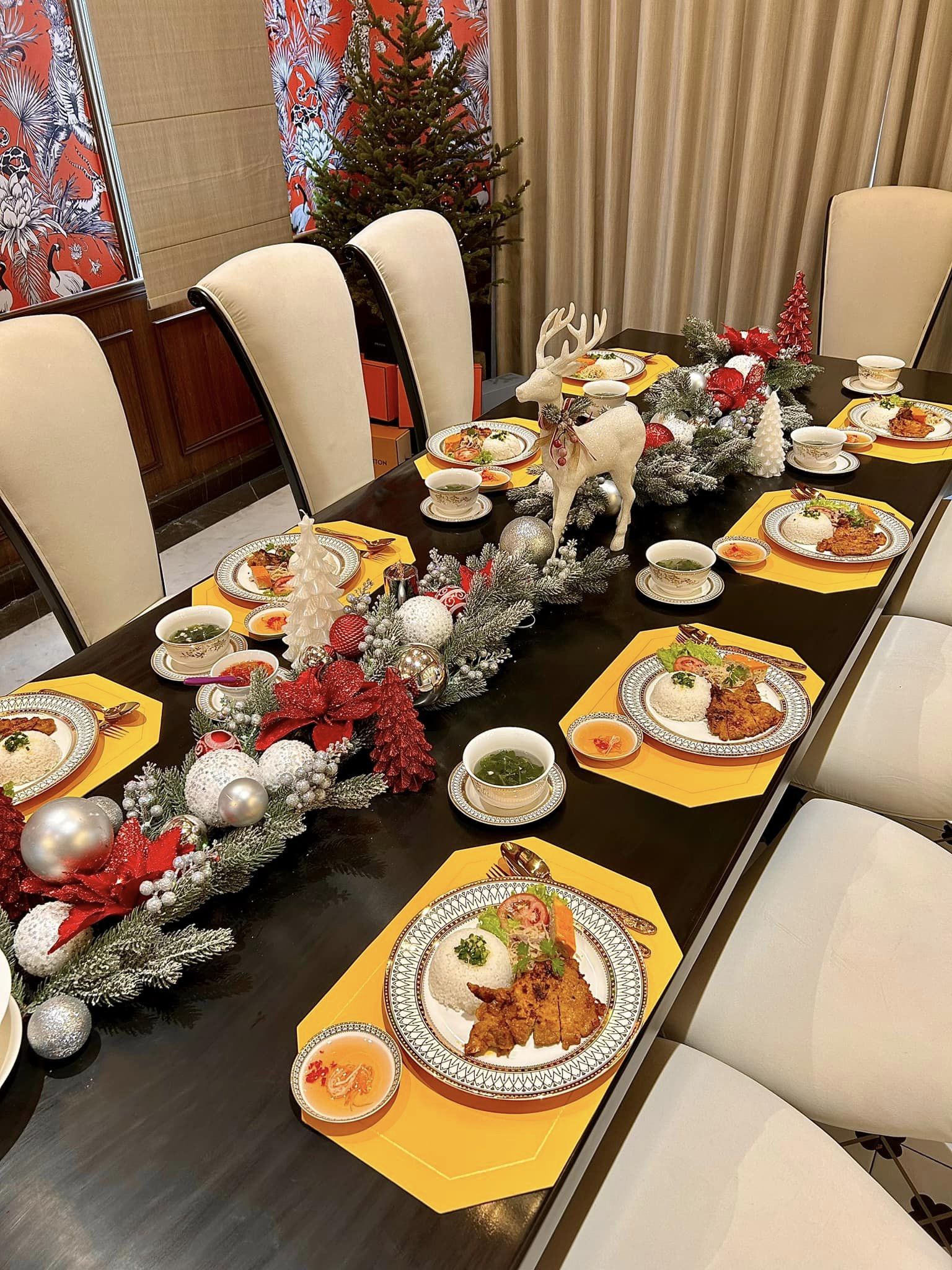 Không gian ăn uống được trang hòa tựa một nhà hàng hạng sang